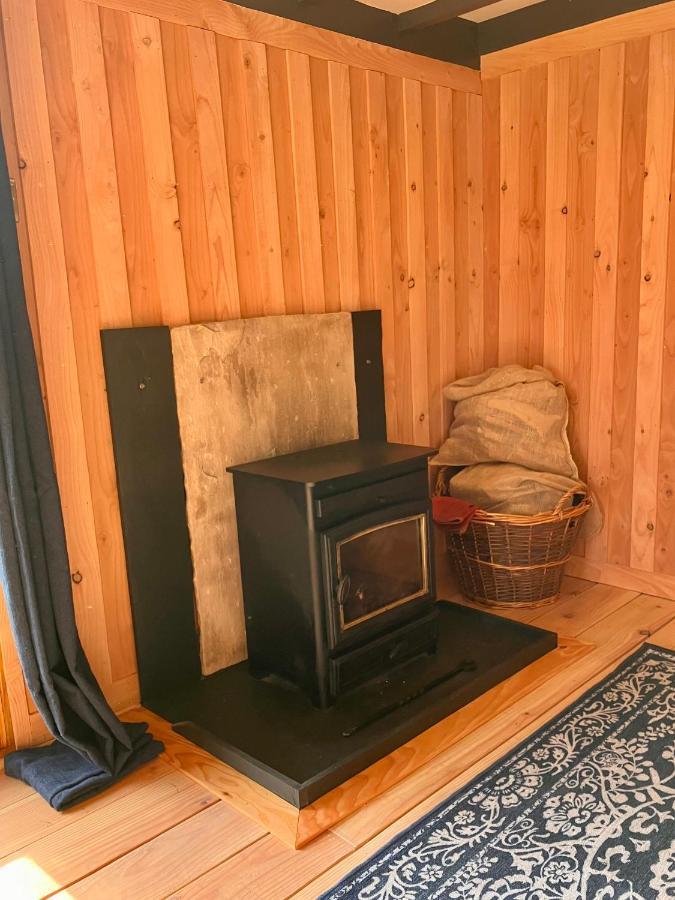 Shepherds Hut In A Private Meadow With Sea Views Хартленд Экстерьер фото